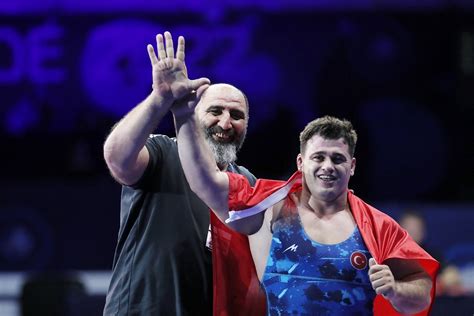 B­a­k­a­n­ ­K­a­s­a­p­o­ğ­l­u­,­ ­d­ü­n­y­a­ ­ş­a­m­p­i­y­o­n­u­ ­R­ı­z­a­ ­K­a­y­a­a­l­p­­i­ ­t­e­b­r­i­k­ ­e­t­t­i­